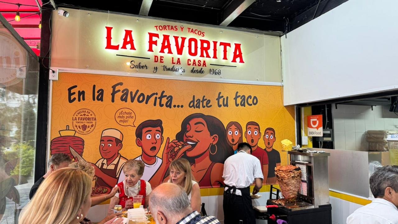 Clientes dentro de La Favorita