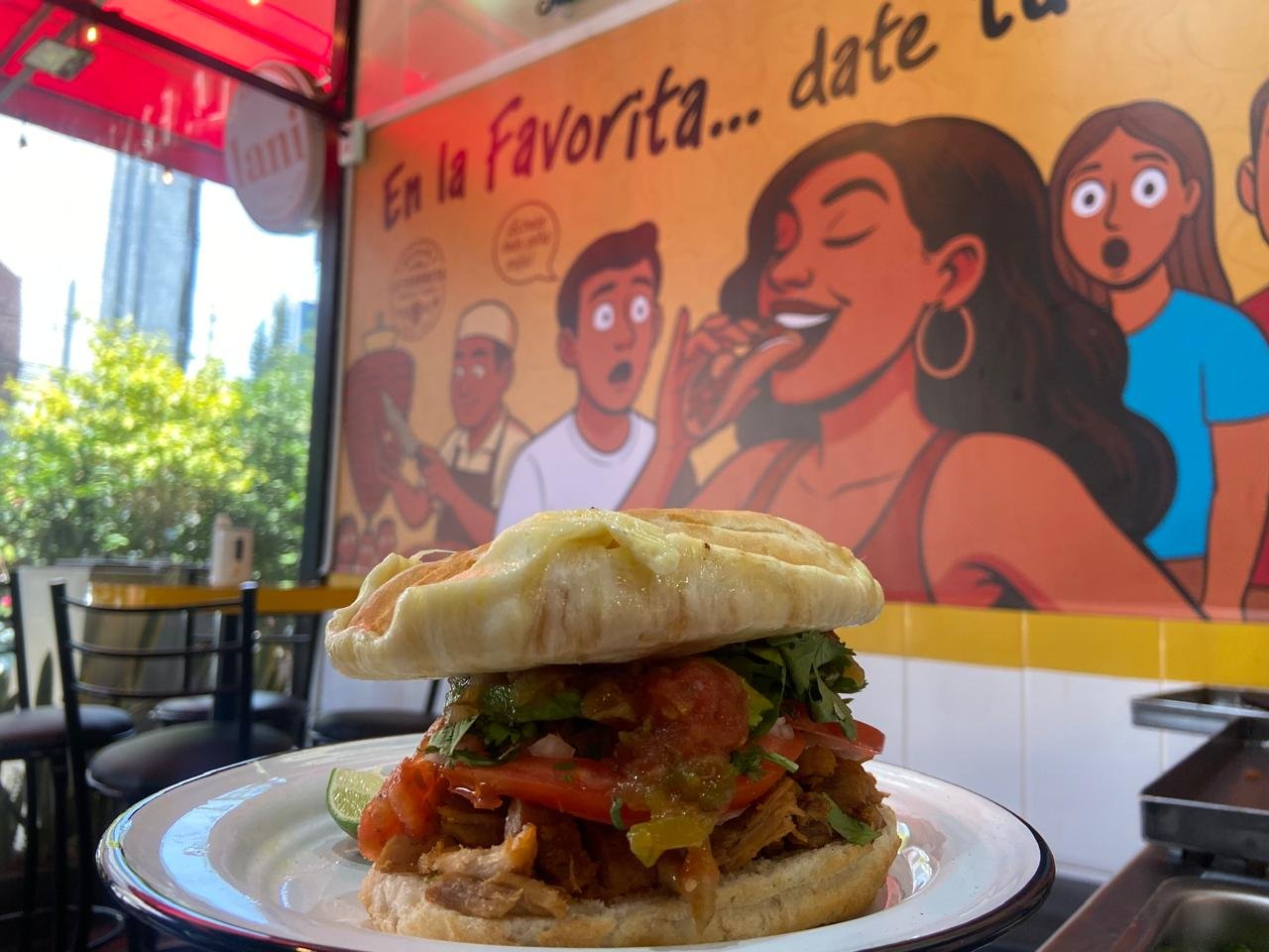 Torta de La Favorita frente al mural